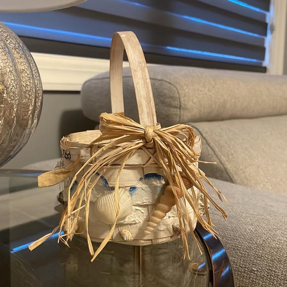 Vintage Nantucket Cape Cod basket adorned with seashells and hand painted waves - Picture 4 of 7